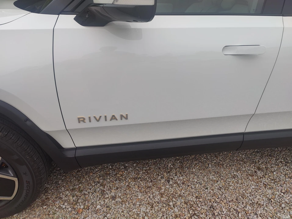 2024 Rivian R1S - Image 28 of 31