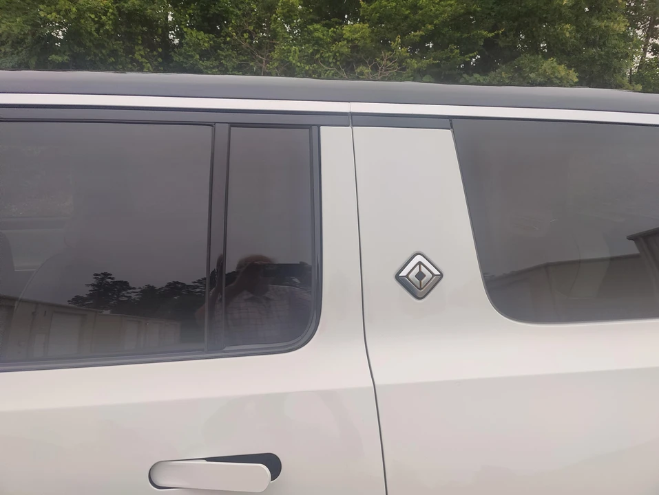 2024 Rivian R1S - Image 30 of 31