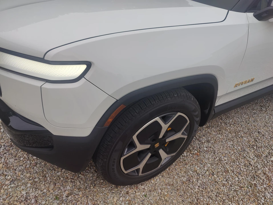 2024 Rivian R1S - Image 24 of 31
