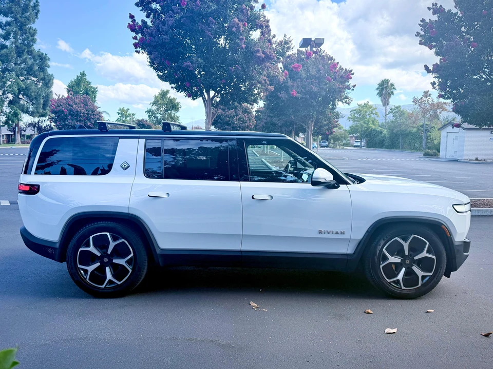 2024 Rivian R1S - Image 8 of 31
