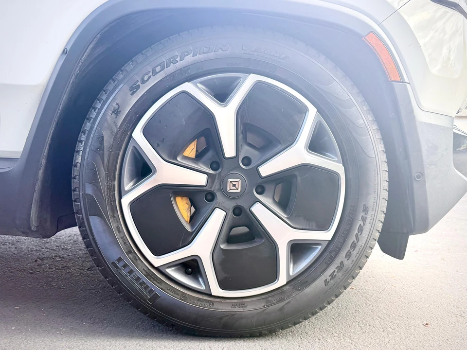 2024 Rivian R1S - Image 25 of 31
