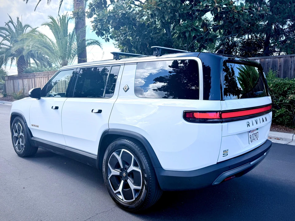 2024 Rivian R1S - Image 7 of 31