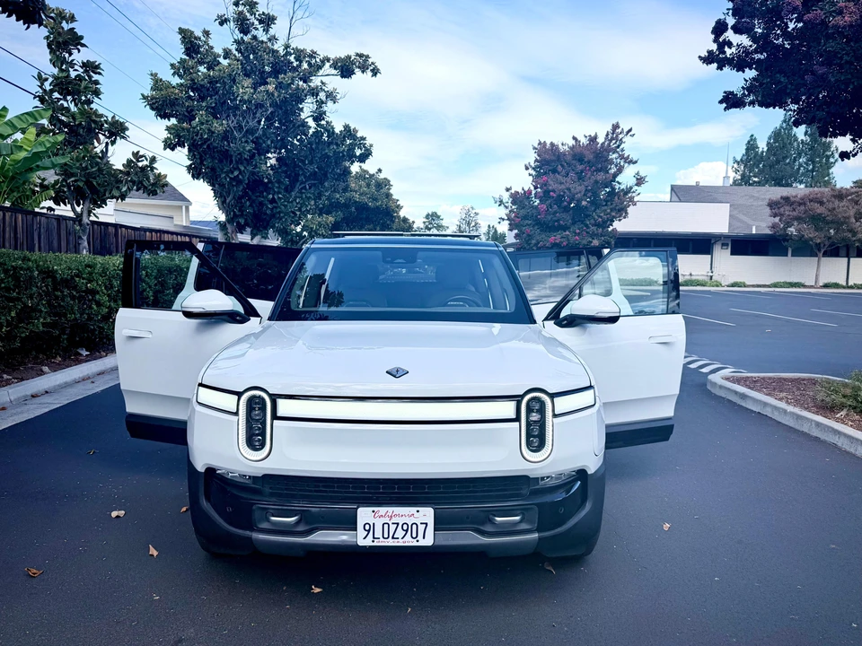2024 Rivian R1S - Image 9 of 31