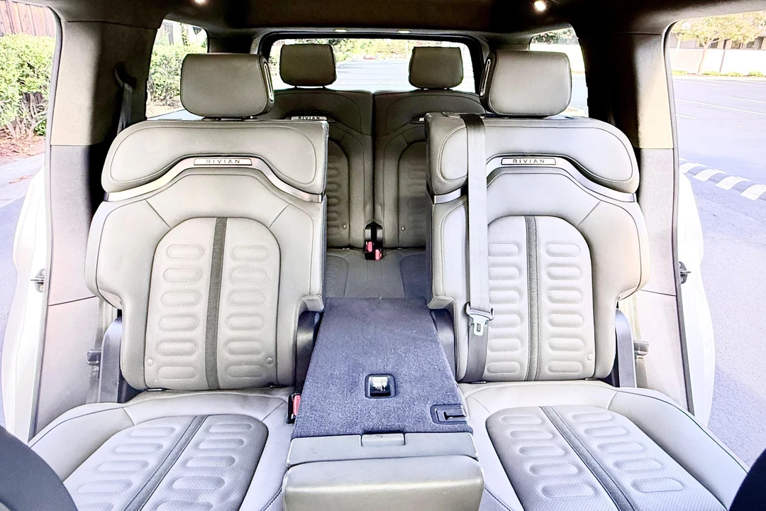 2024 Rivian R1S - Image 30 of 31