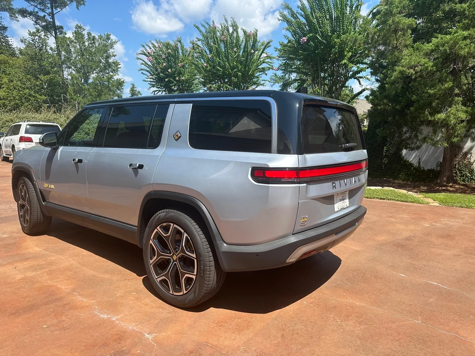 2024 Rivian R1S - Image 8 of 31