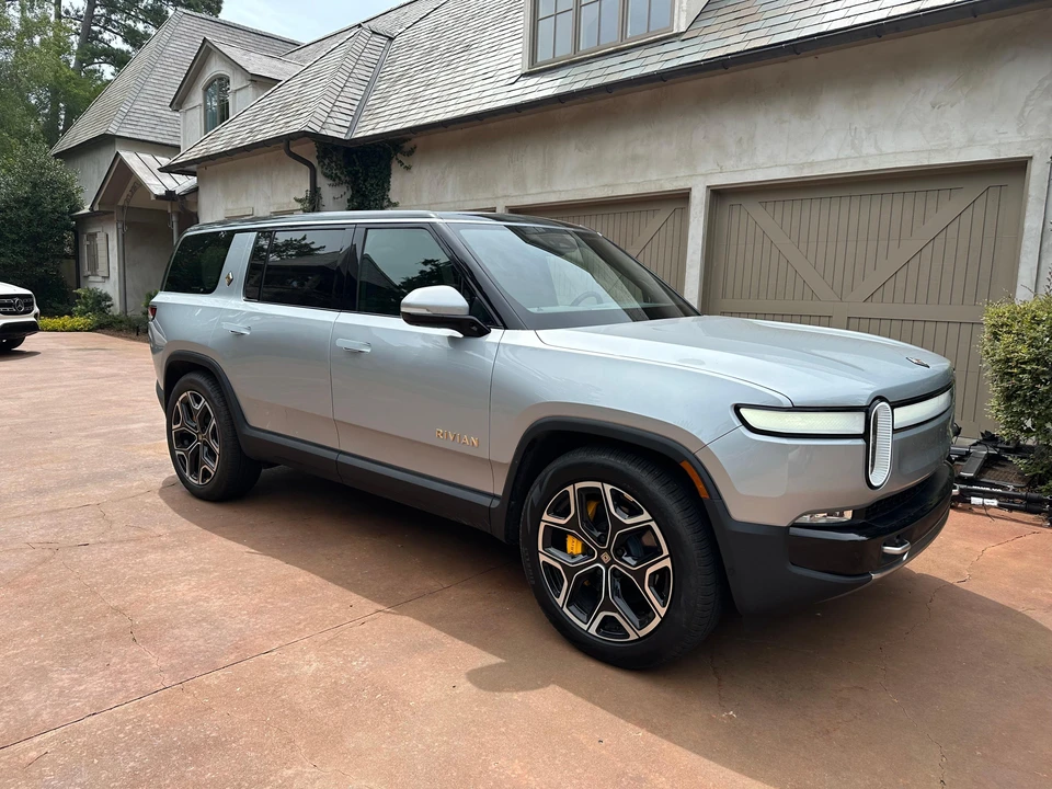 2024 Rivian R1S - Image 12 of 31