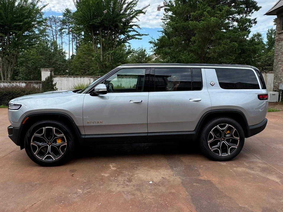 2024 Rivian R1S - Image 7 of 31