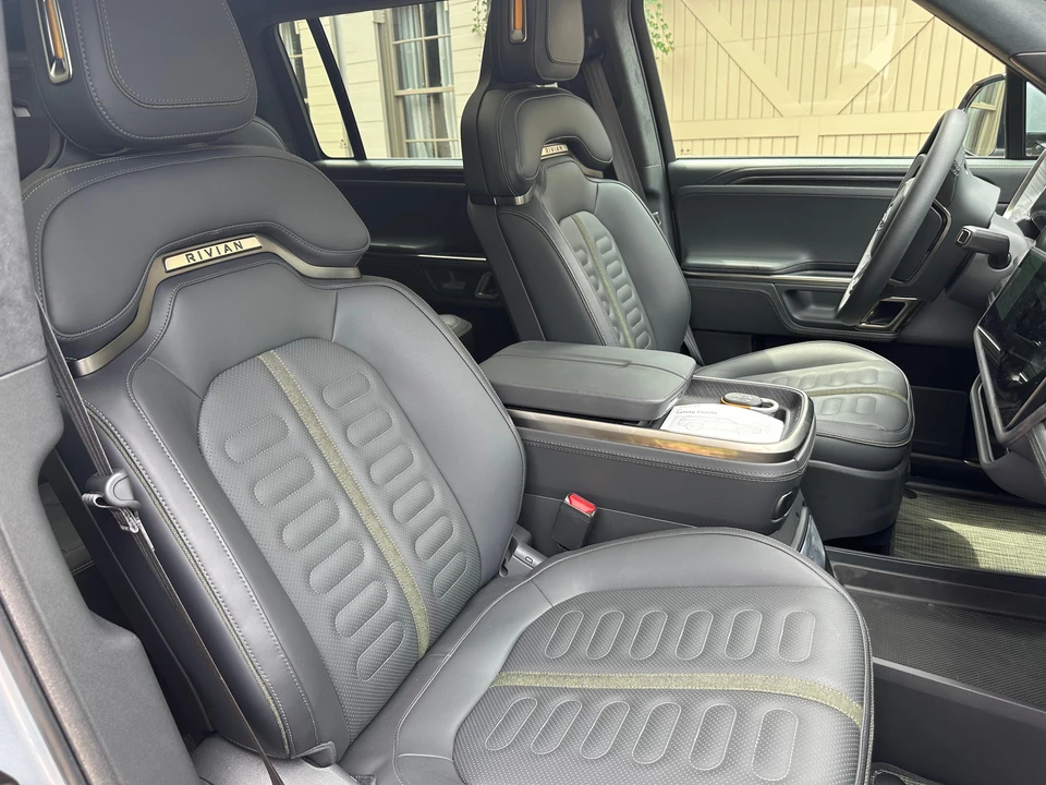 2024 Rivian R1S - Image 30 of 31