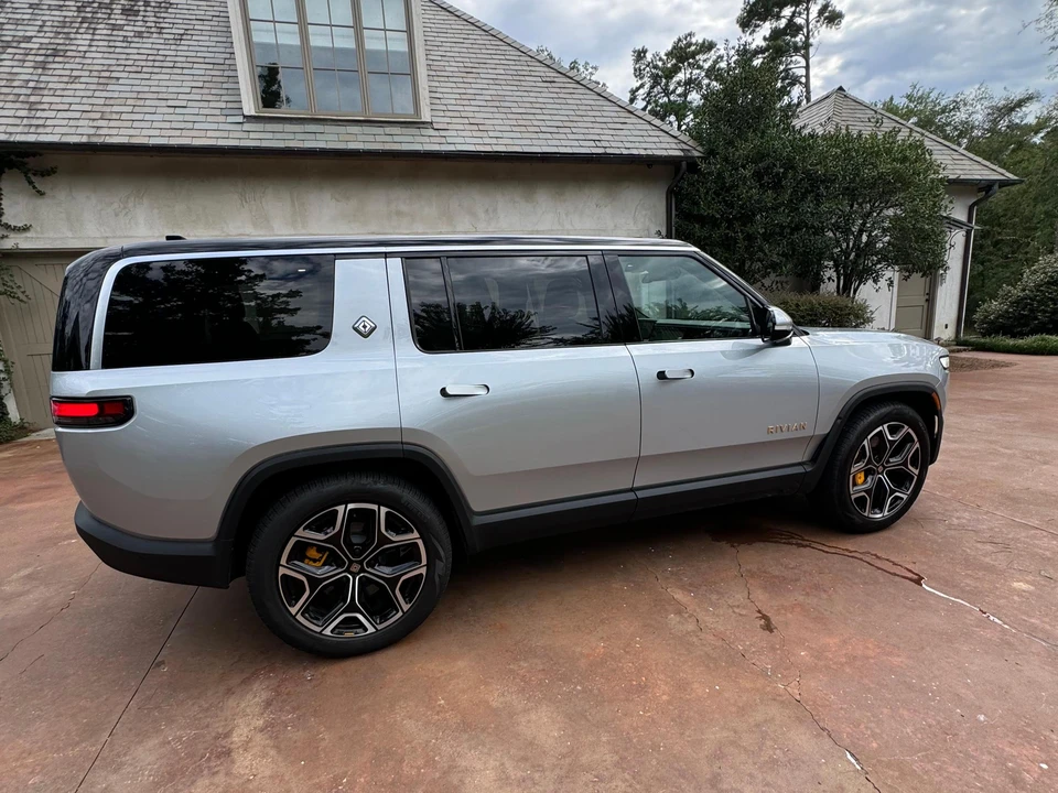 2024 Rivian R1S - Image 9 of 31