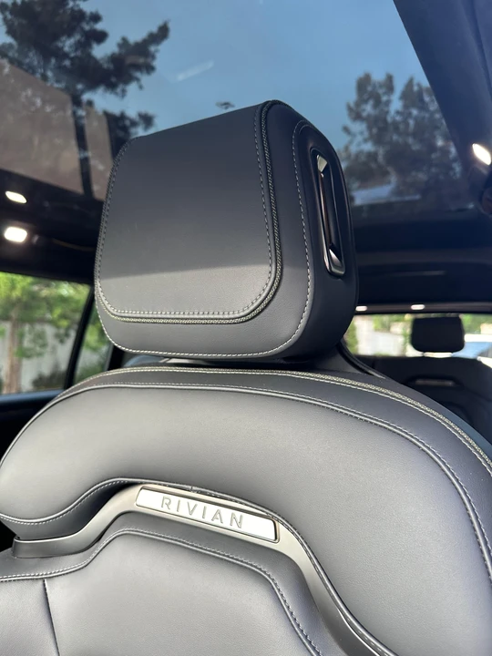 2024 Rivian R1S - Image 28 of 31