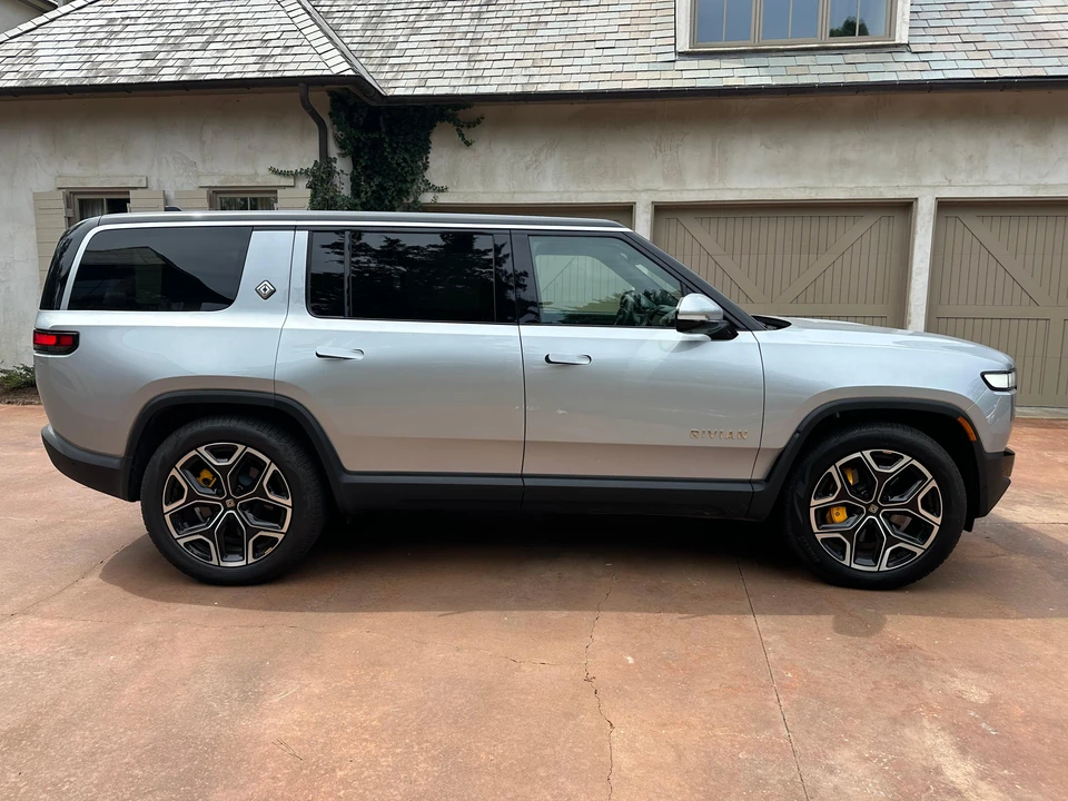 2024 Rivian R1S - Image 11 of 31