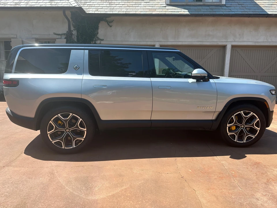 2024 Rivian R1S - Image 10 of 31
