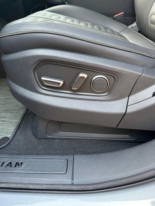 2024 Rivian R1S - Image 29 of 31