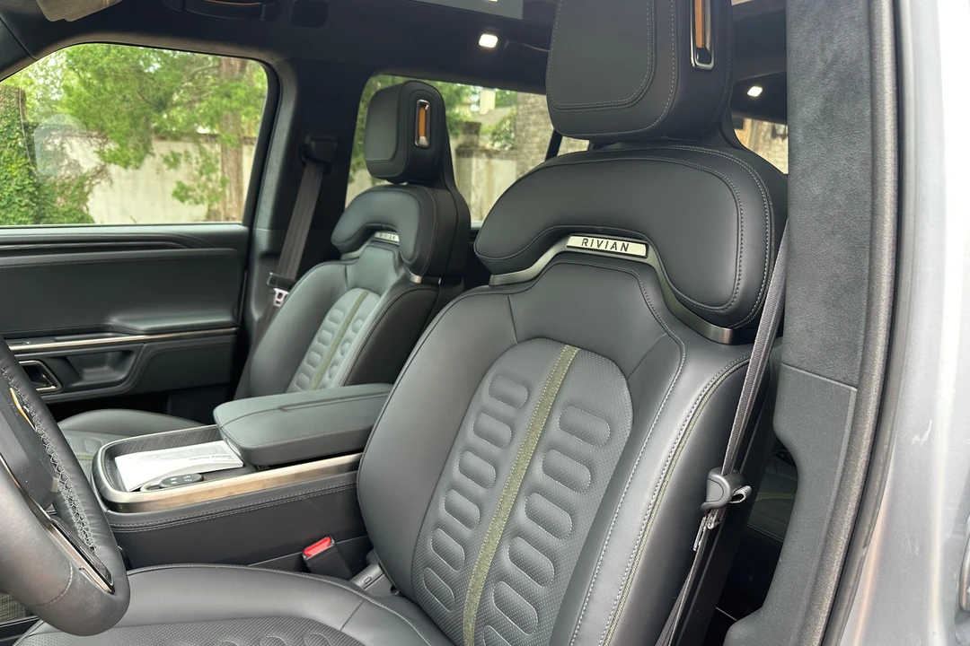 2024 Rivian R1S - Image 25 of 31
