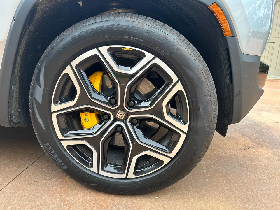 2024 Rivian R1S - Image 23 of 31
