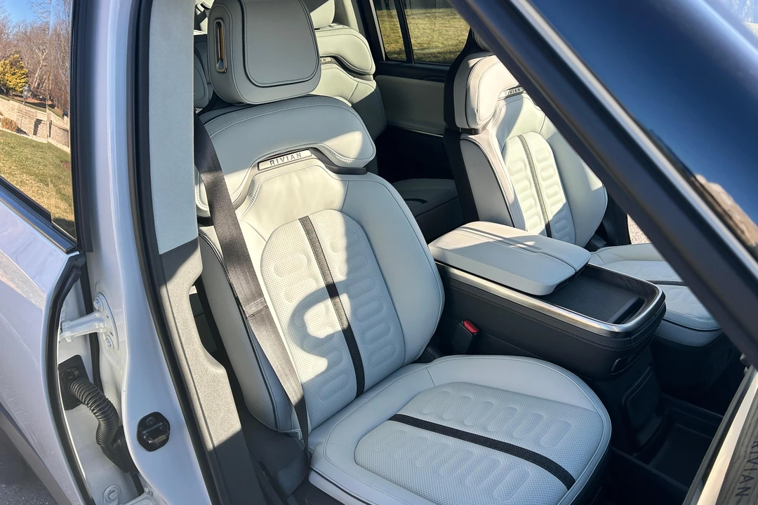 2024 Rivian R1S - Image 23 of 30