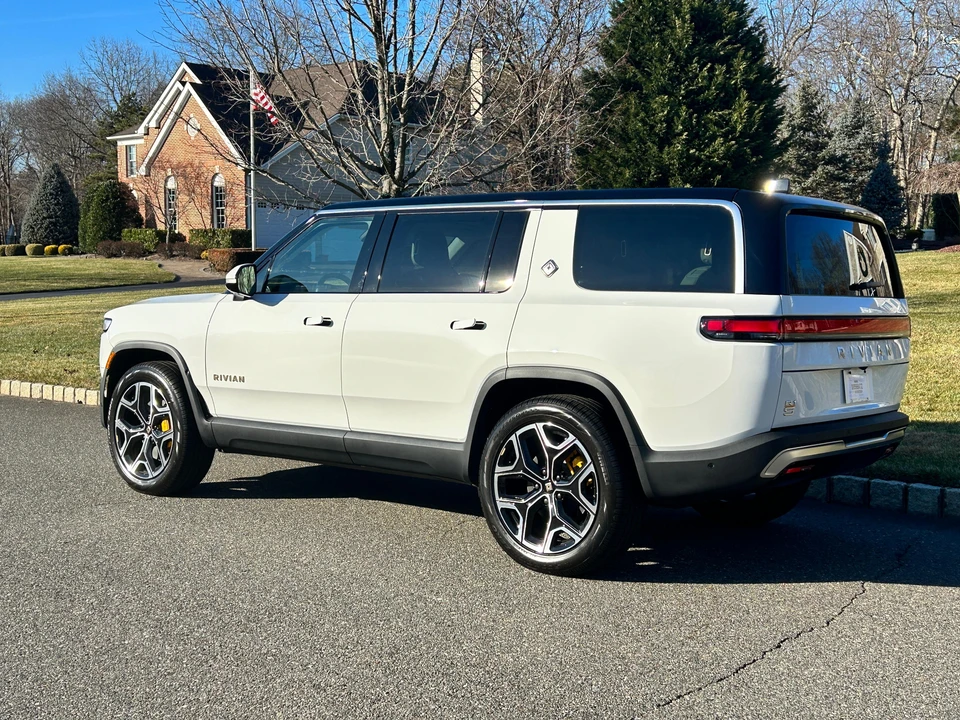 2024 Rivian R1S - Image 10 of 30
