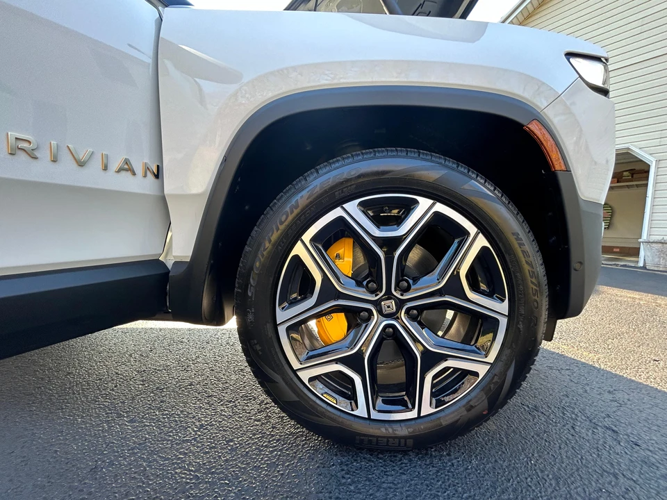 2024 Rivian R1S - Image 21 of 30