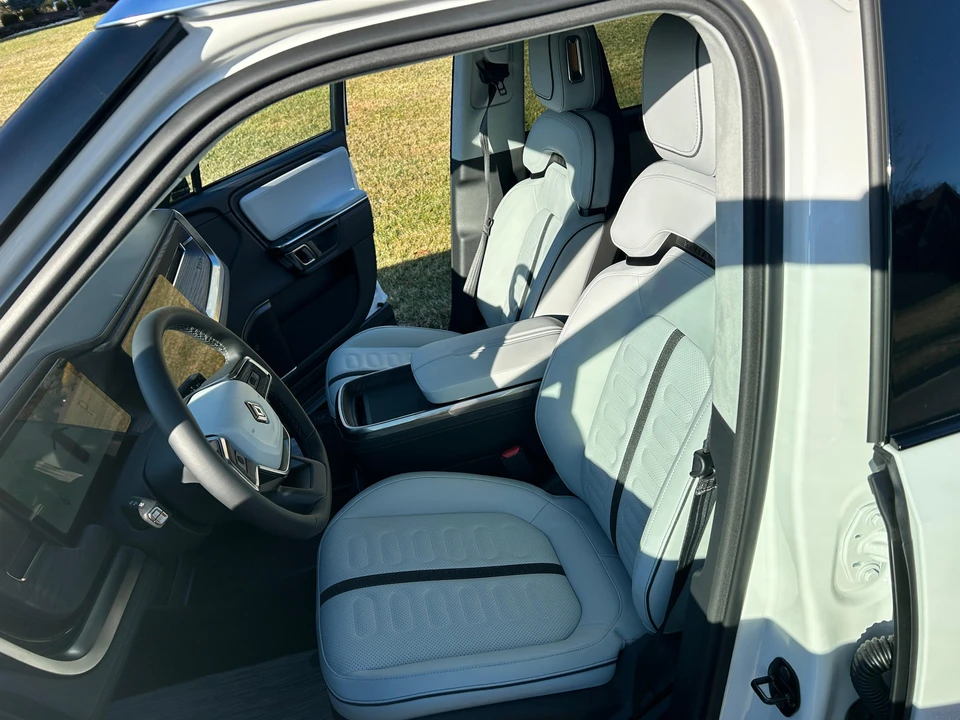 2024 Rivian R1S - Image 26 of 30