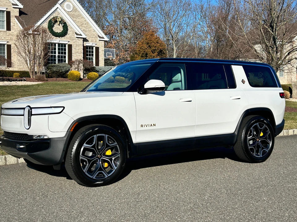 2024 Rivian R1S - Image 8 of 30