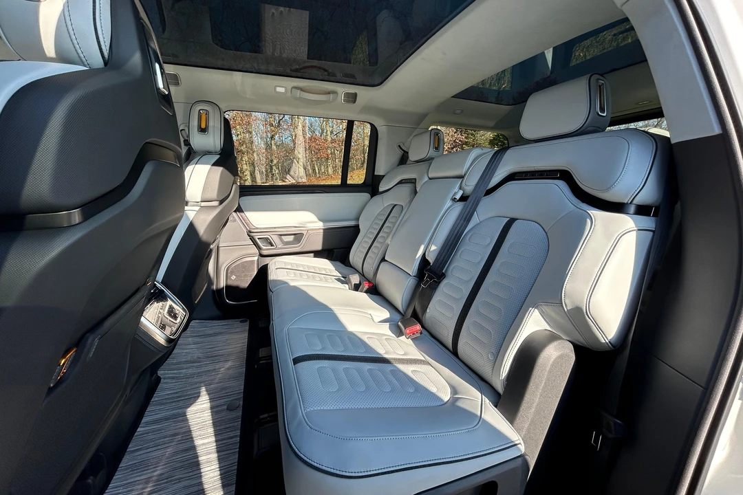2024 Rivian R1S - Image 24 of 30