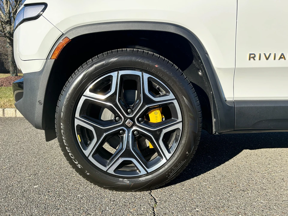 2024 Rivian R1S - Image 18 of 30