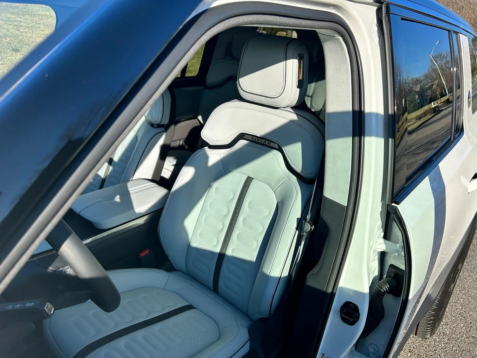 2024 Rivian R1S - Image 27 of 30