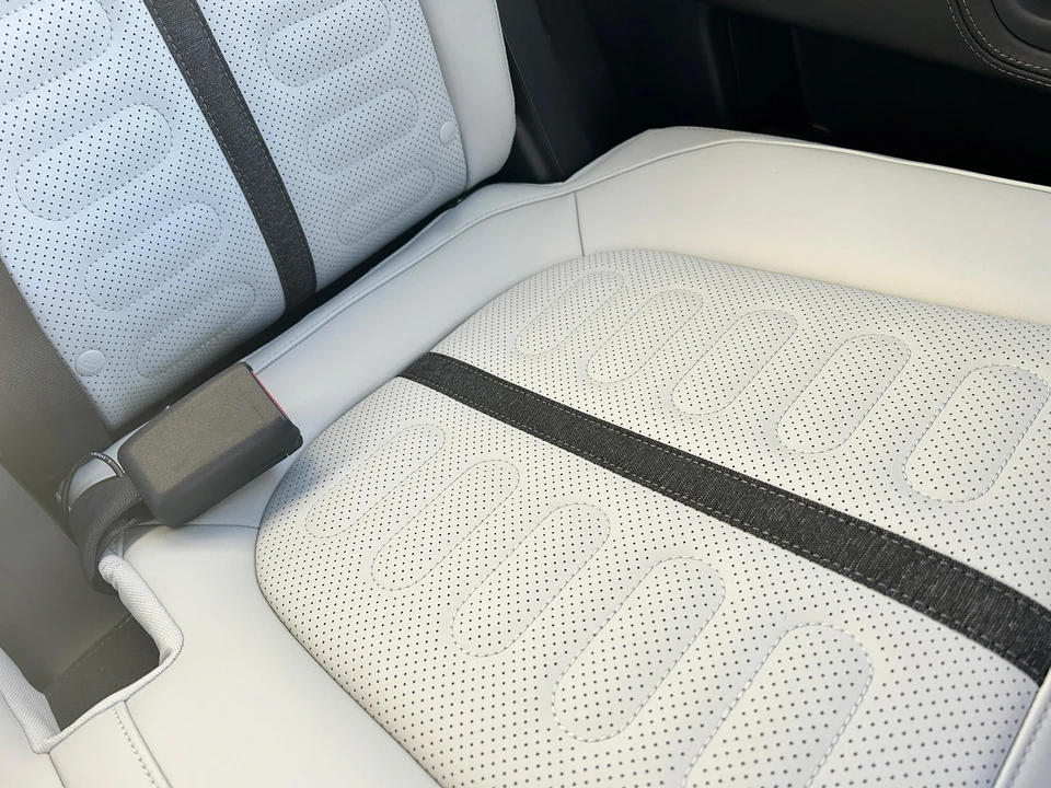 2024 Rivian R1S - Image 29 of 30
