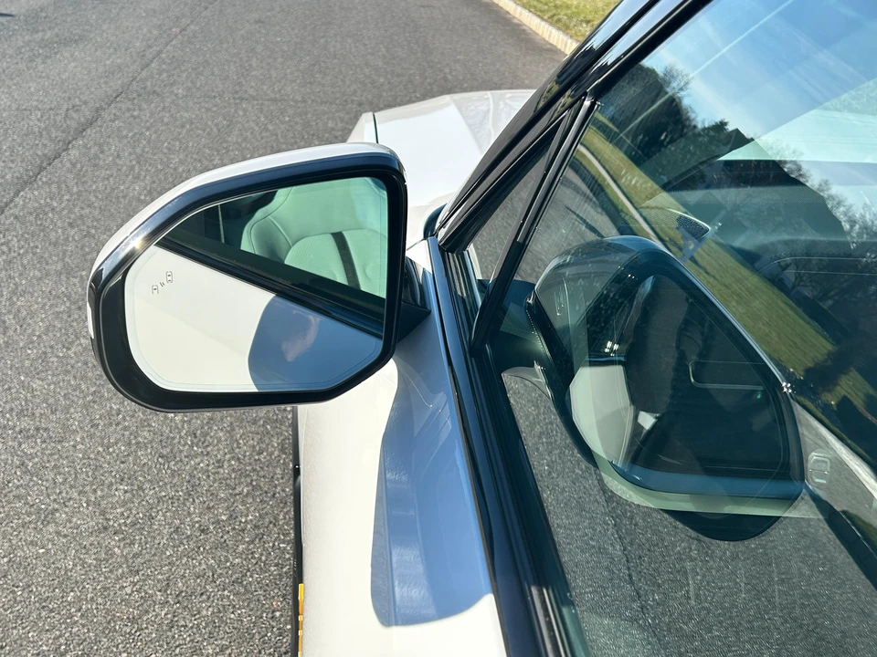 2024 Rivian R1S - Image 14 of 30