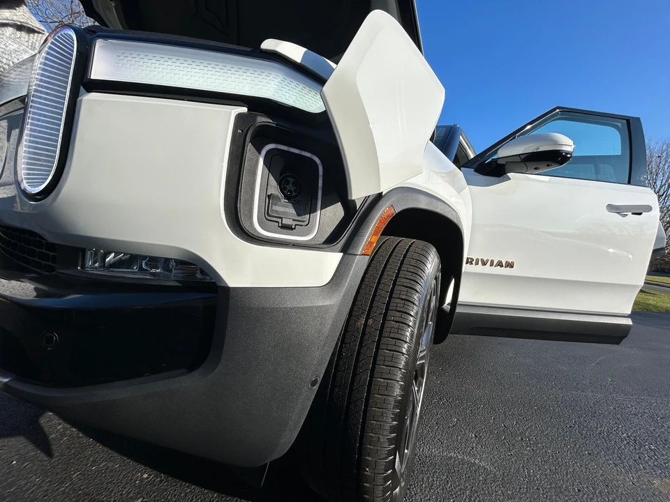 2024 Rivian R1S - Image 13 of 30