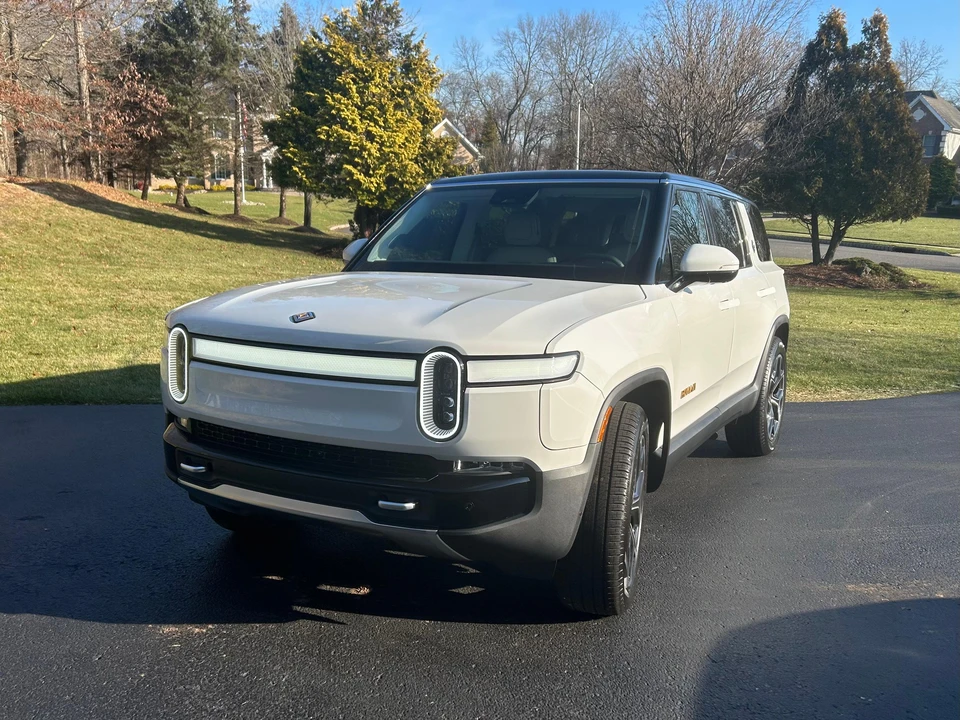 2024 Rivian R1S - Image 7 of 30