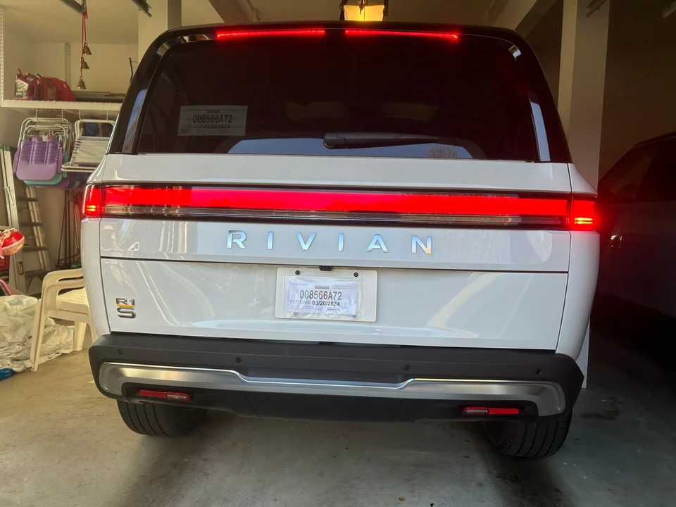 2024 Rivian R1S - Image 12 of 30