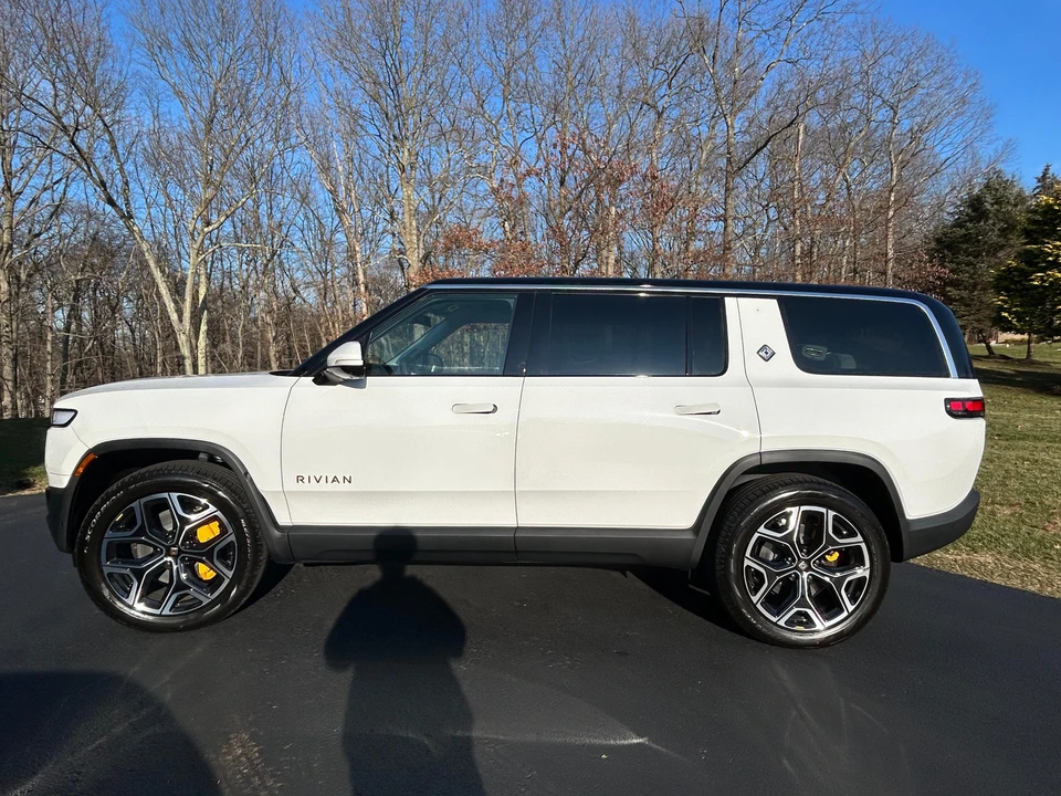 2024 Rivian R1S - Image 9 of 30