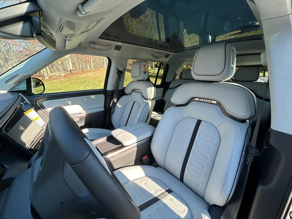 2024 Rivian R1S - Image 28 of 30