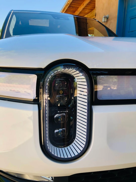 2024 Rivian R1S - Image 28 of 31