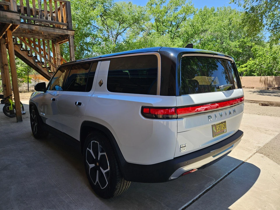 2024 Rivian R1S - Image 15 of 31