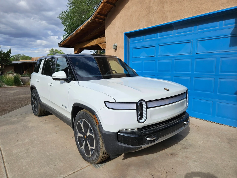 2024 Rivian R1S - Image 24 of 31