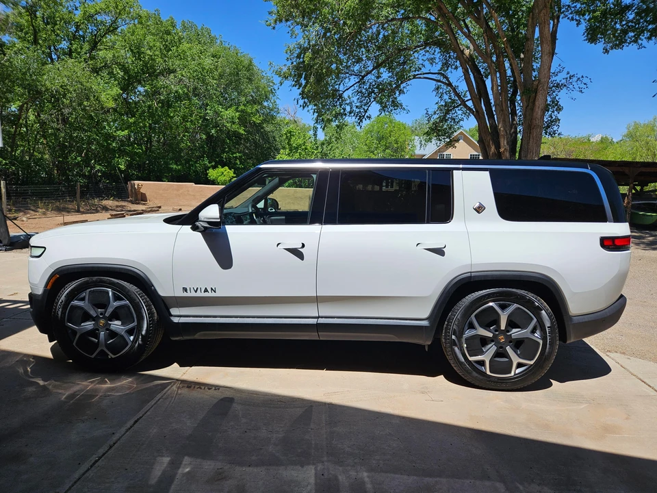 2024 Rivian R1S - Image 14 of 31