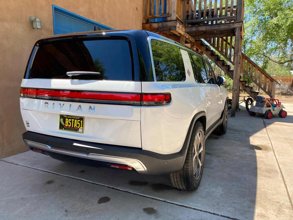 2024 Rivian R1S - Image 17 of 31