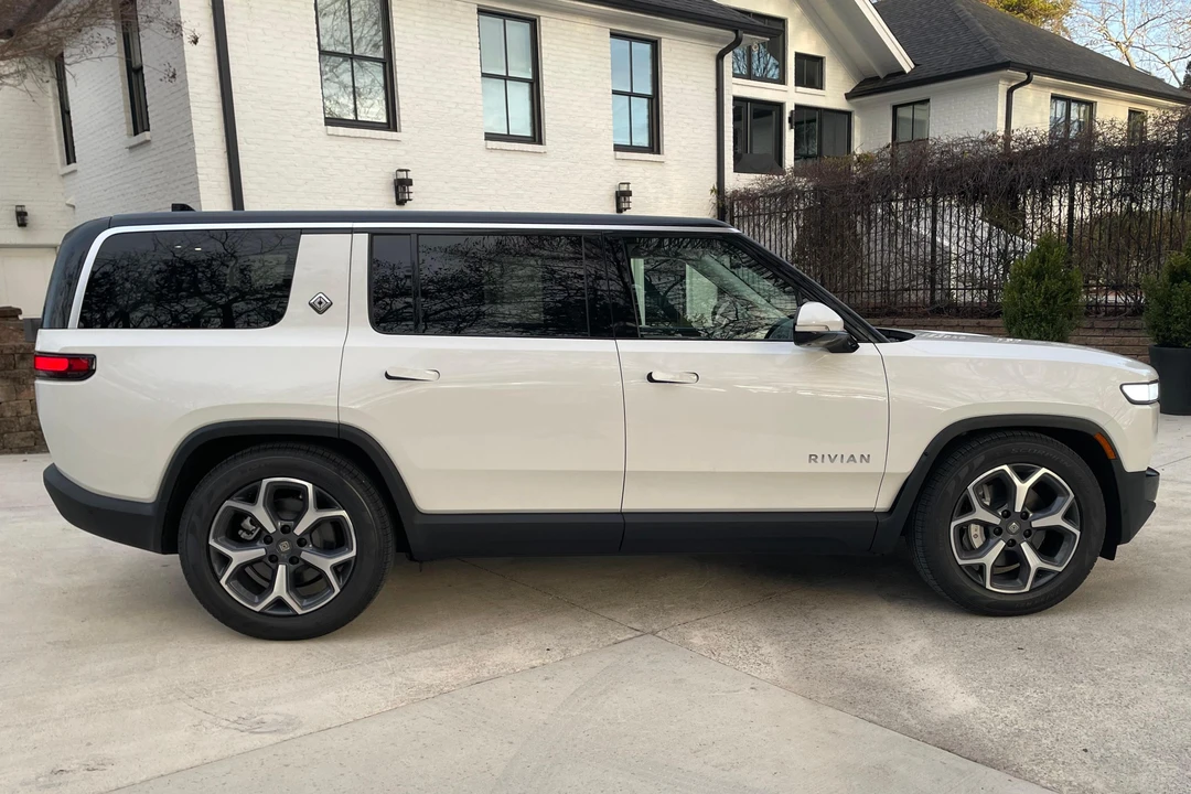 2024 Rivian R1S - Image 3 of 31