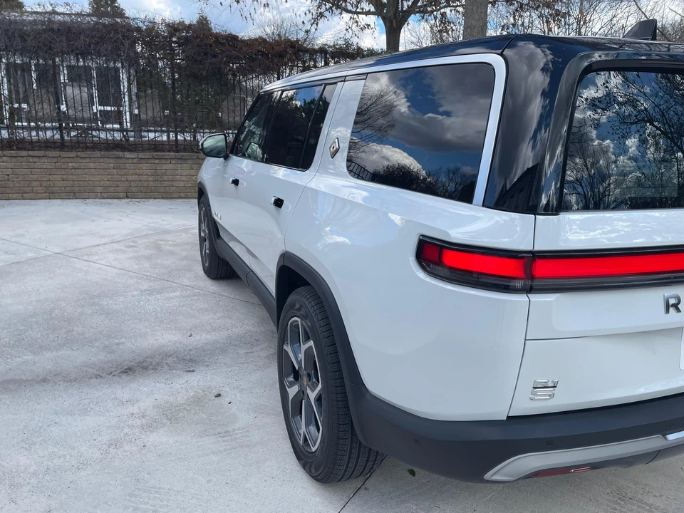 2024 Rivian R1S - Image 17 of 31