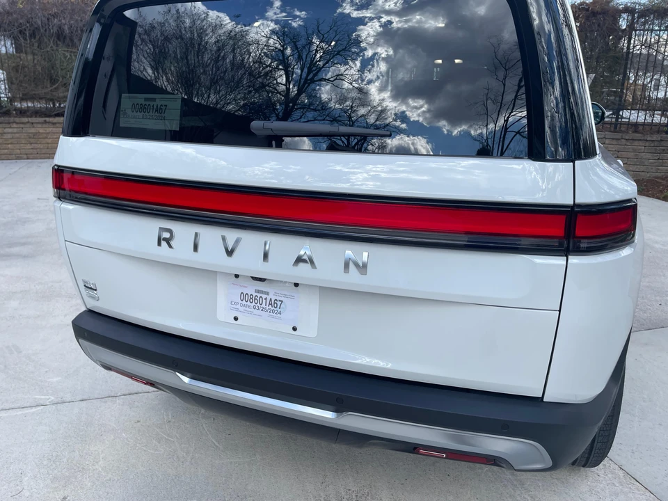 2024 Rivian R1S - Image 18 of 31