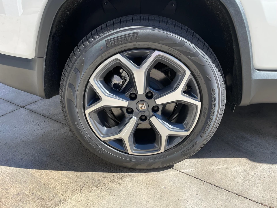 2024 Rivian R1S - Image 28 of 31