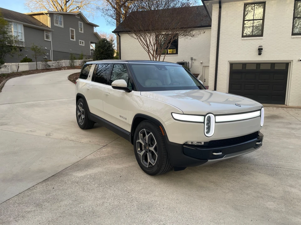 2024 Rivian R1S - Image 14 of 31