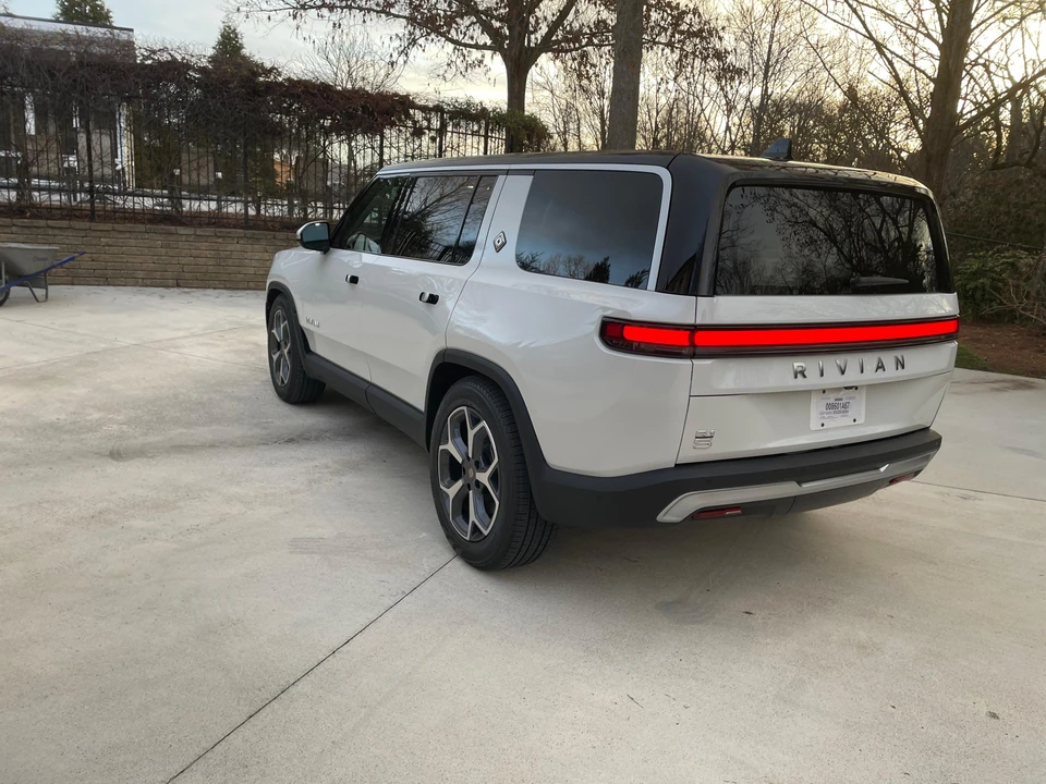 2024 Rivian R1S - Image 9 of 31