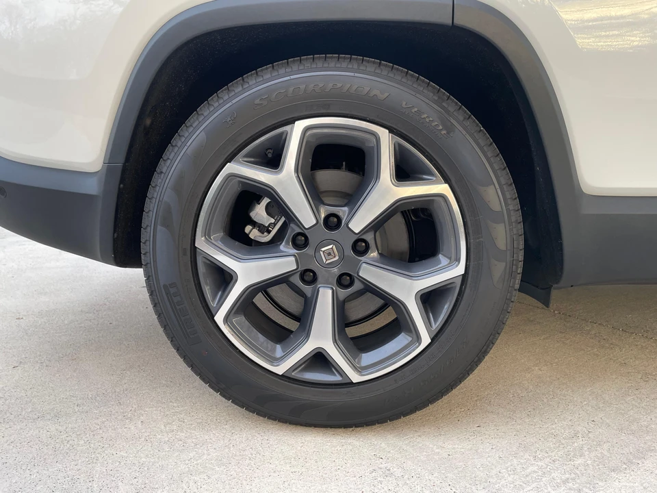 2024 Rivian R1S - Image 27 of 31
