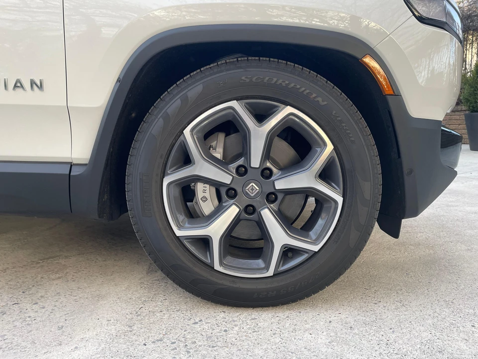 2024 Rivian R1S - Image 29 of 31
