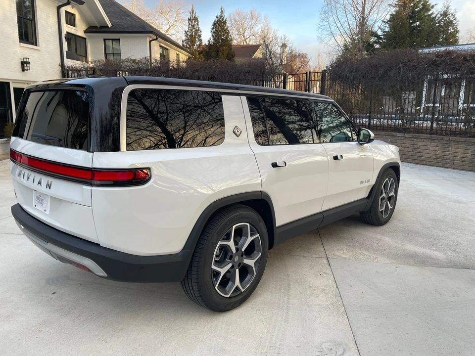 2024 Rivian R1S - Image 12 of 31