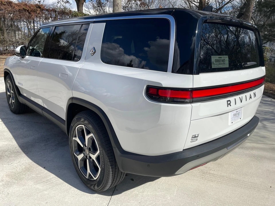 2024 Rivian R1S - Image 10 of 31