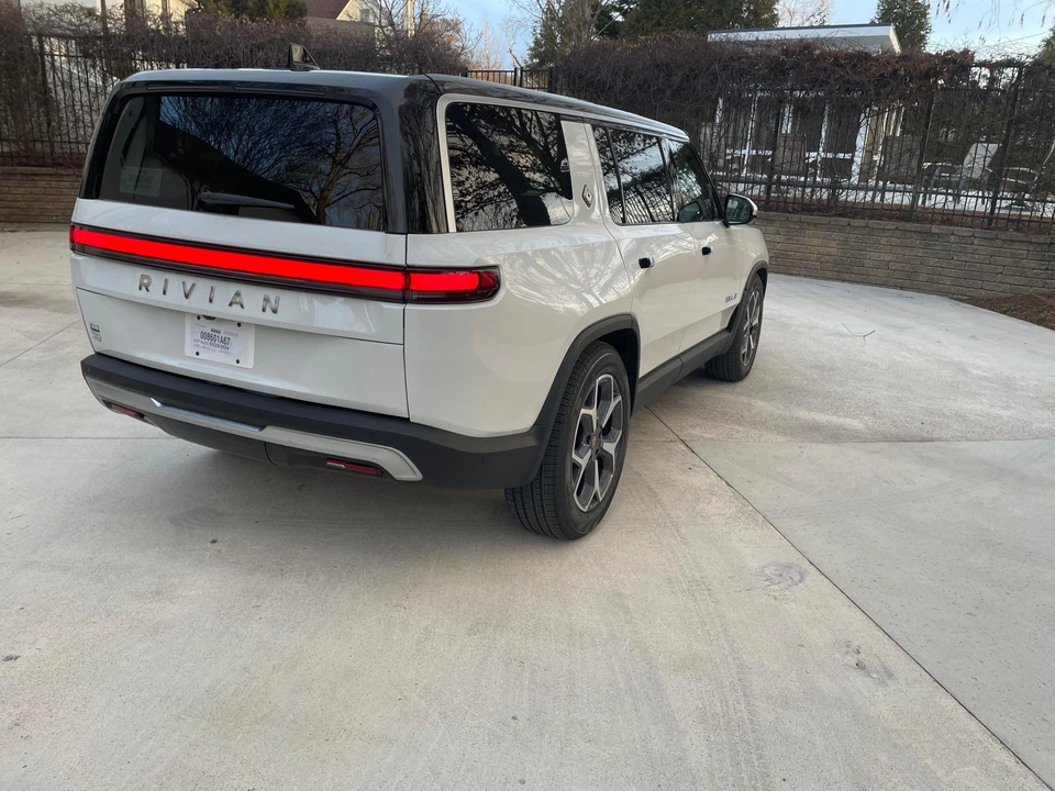 2024 Rivian R1S - Image 11 of 31
